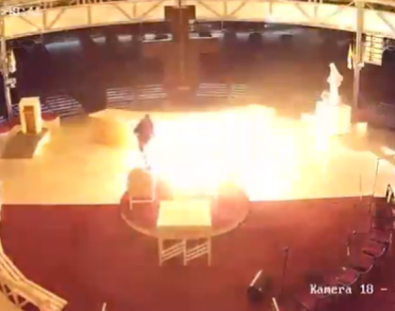 Kamera snimila muškarca kako pali oltar crkve (VIDEO)