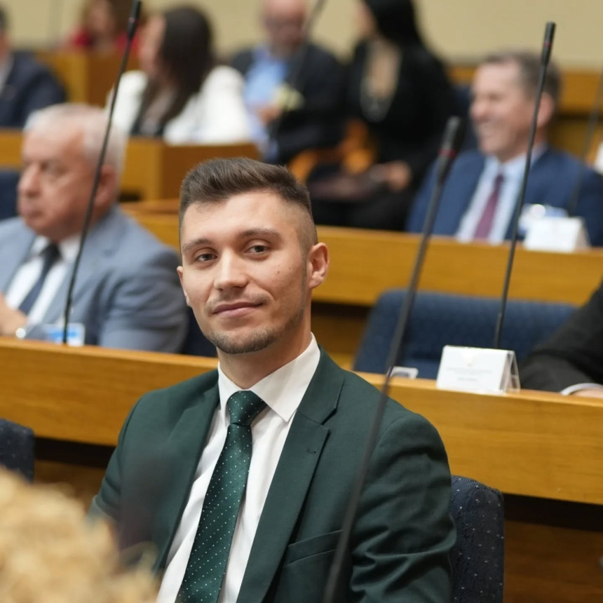 Кресојевић најавио симболичну изложбу - „Изложба палих бандера“