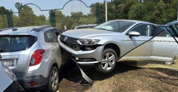 Bijeljina: Nakon sudara vozilo završilo u dvorištu mljekare
