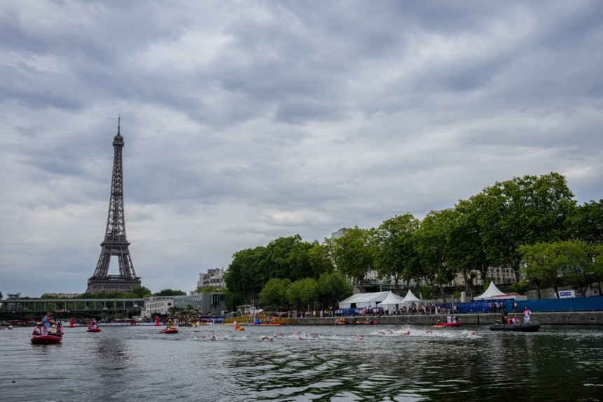 Pariz: Starija žena donela u crkvu dvije granate