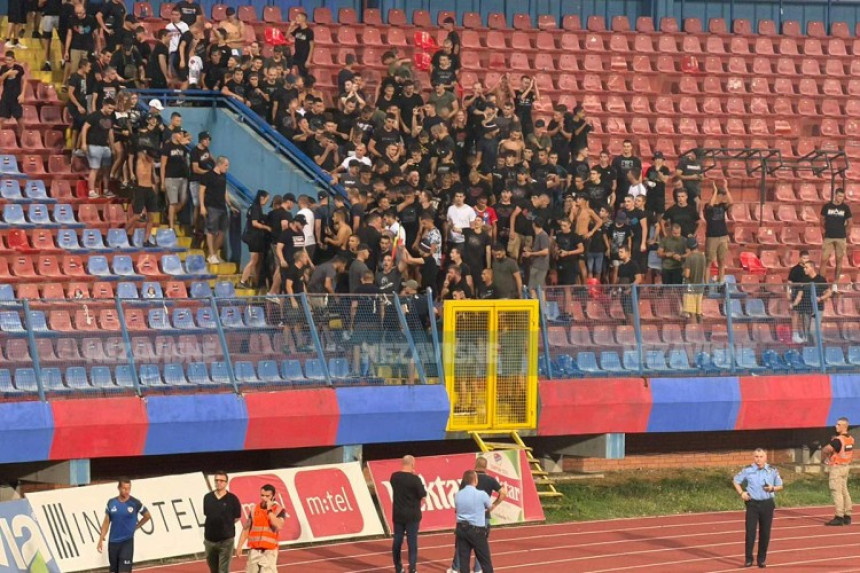 Прекинута утакмица Борац-Вележ, сјеверна трибина испражњена