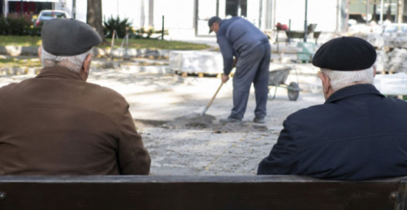 Pretanka linija između broja radnika i penzionera