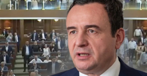 Totalni haos: Kurtija gađali jajima u skupštini (video)