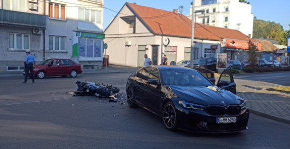 Saobraćajka: Učestvovali motocikl i putnički automobil