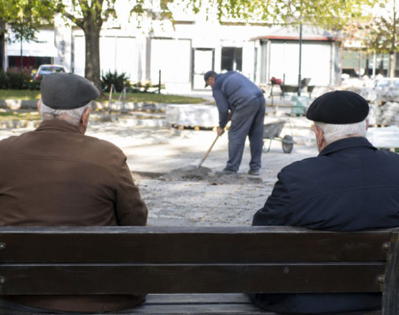 Pretanka linija između broja radnika i penzionera