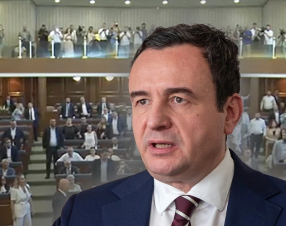 Totalni haos: Kurtija gađali jajima u skupštini (video)