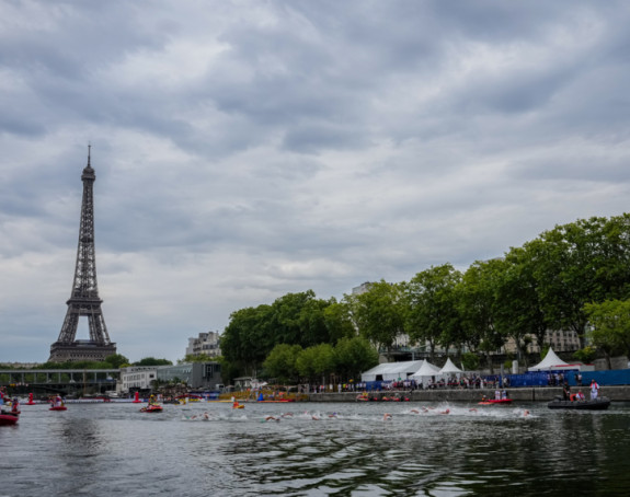 Pariz: Starija žena donela u crkvu dvije granate