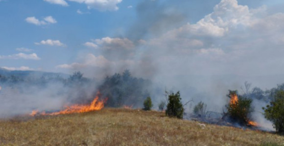 Veći požar u selu Slivlja kod Gacka, izazvan namjerno