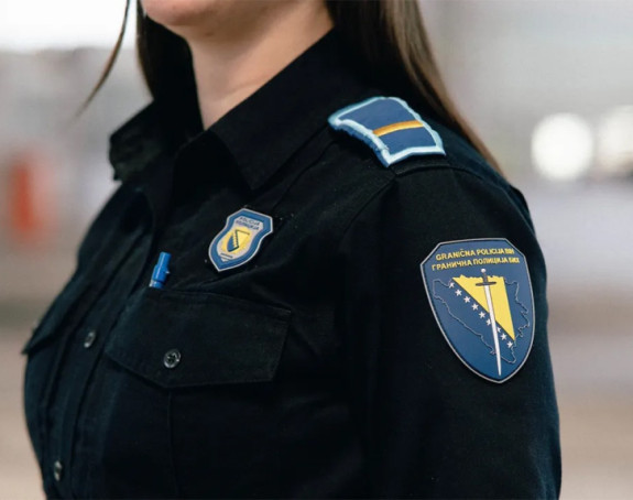 Policajac i policajka se sukobili pred putnicima