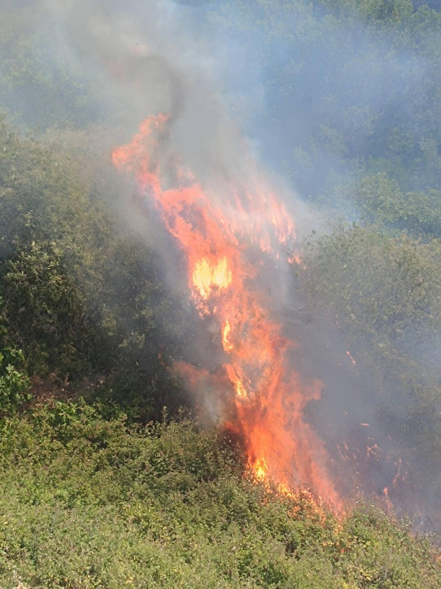 Požar u Novom Goraždu bukti, prijeti trafostanici
