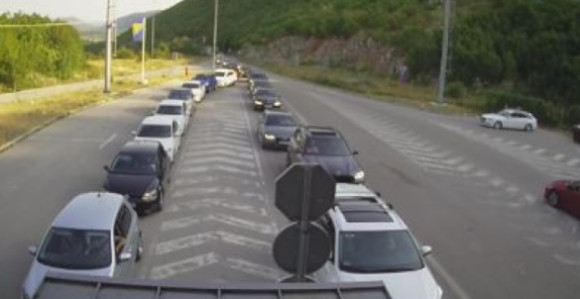 Duge kolone na granicama, obustave i klizišta