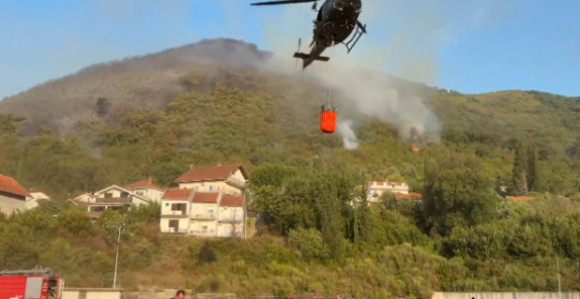 Gori u Herceg Novom i Ulcinju, vatrogasci brane se kuće