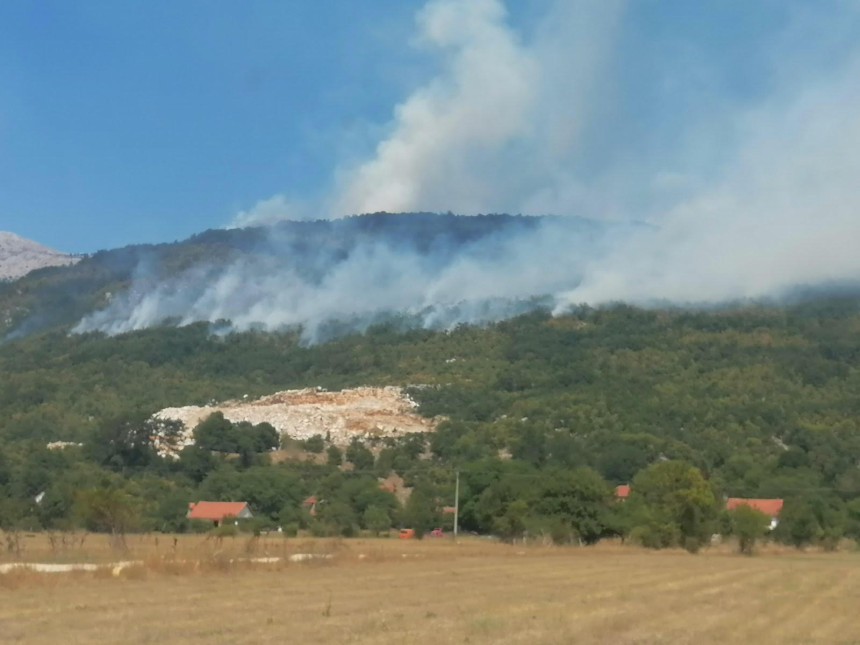 Požar se spustio iznad sela Donja Bijenja, Minić u prolazu