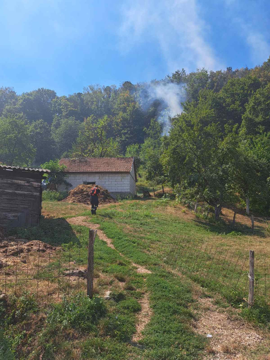 Zvornik: Požar na području Snagova, vatra zahvata njive
