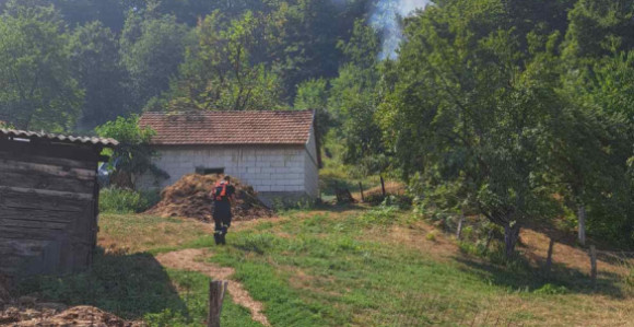 Zvornik: Požar na području Snagova, vatra zahvata njive