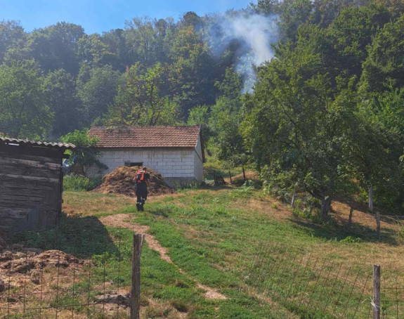 Zvornik: Požar na području Snagova, vatra zahvata njive