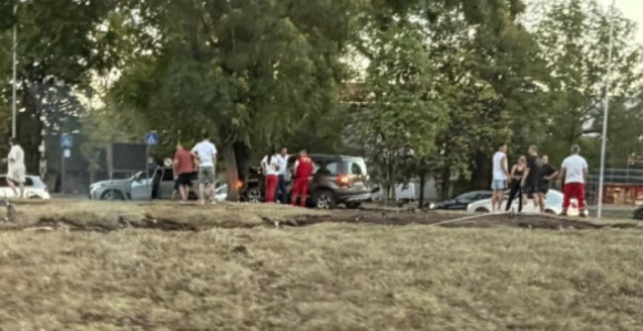 Удес у Бањалуци: Аутомобил ударио у дрво у кружном току