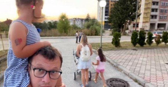 Porodični trenuci: Božović podijelio fotografiju iz šetnje