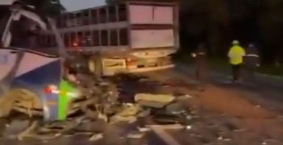 Sudar kamiona i autobusa, poginule najmanje 23 osobe
