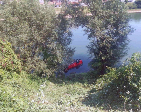 Zvornik: Službeno vozilo Civilne zaštite upalo u Drinu