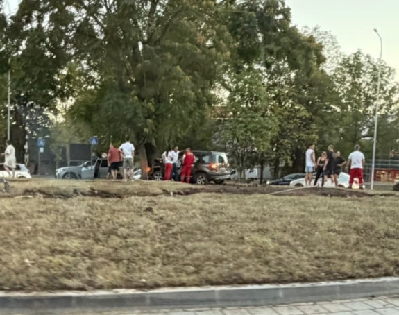 Udes u Banjaluci: Automobil udario u drvo u kružnom toku