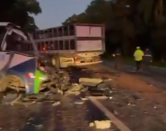 Sudar kamiona i autobusa, poginule najmanje 23 osobe
