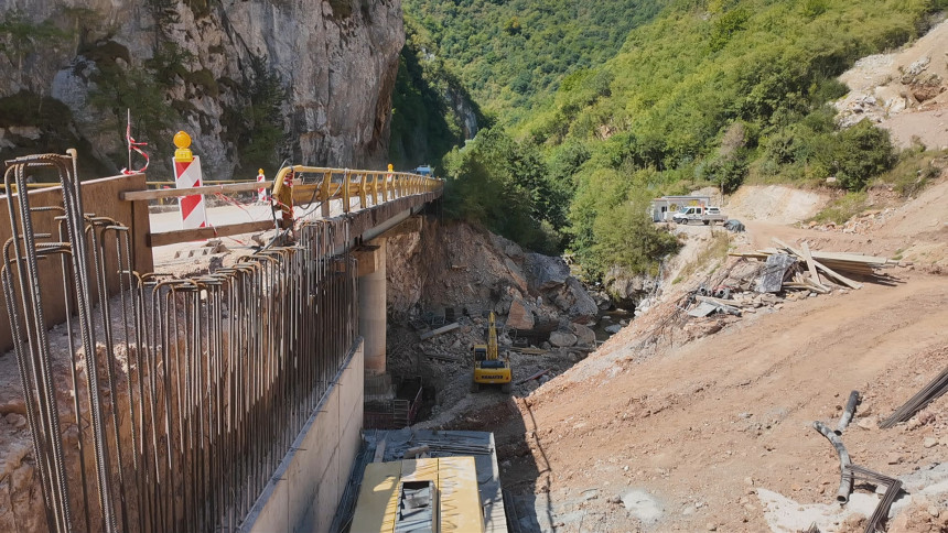 Rupa do rupe, odroni i obećanja: Putevi na istoku Srpske nikad gori!