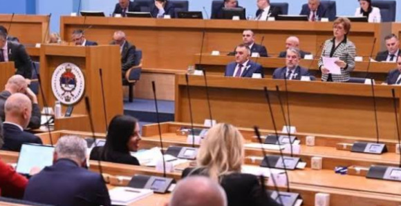 Замјена фотеља: 14 министара улази у посланичку трку