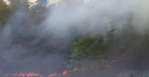 Пожар код Требиња: Ватра близу кућа, укључен и хеликоптер