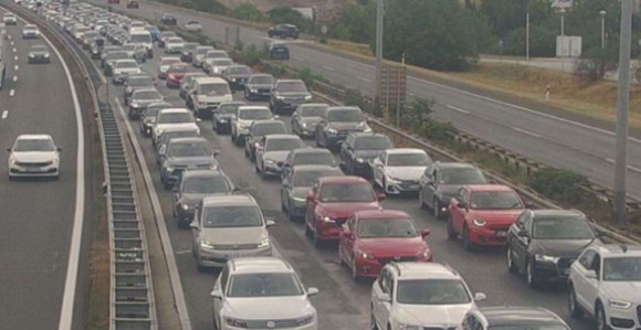 Kamion se prevrnuo preko dvije trake, kolona 22 kilometra