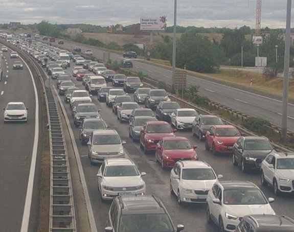 Kamion se prevrnuo preko dvije trake, kolona 22 kilometra