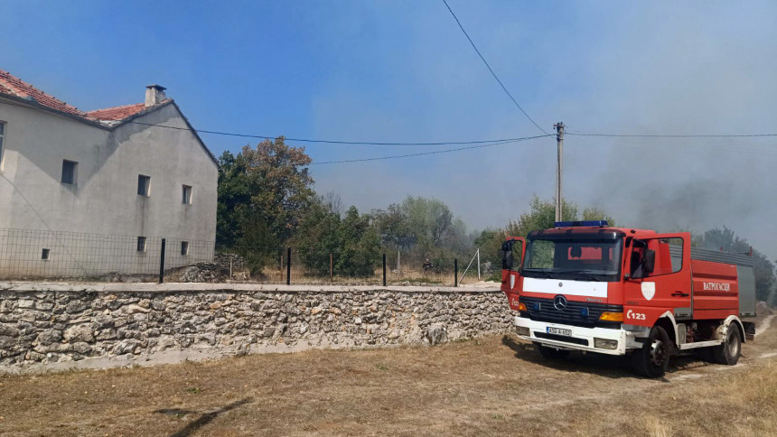 Пожар око Требиња на више локација, стихија се шири