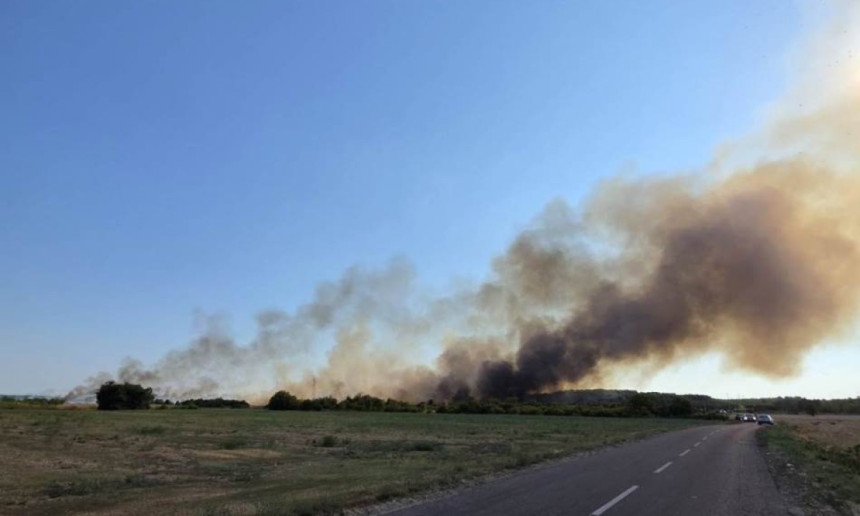 Пожар на Швапској ади код Бијељине се разбуктао