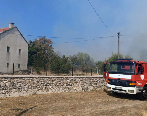 Požar aktivan, ali ne ugrožava ljude i imovinu u Trebinju
