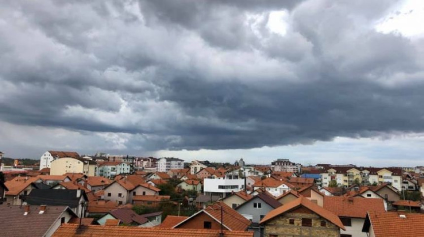 Вријеме данас топло, спарно и облачно уз повремене пљускове
