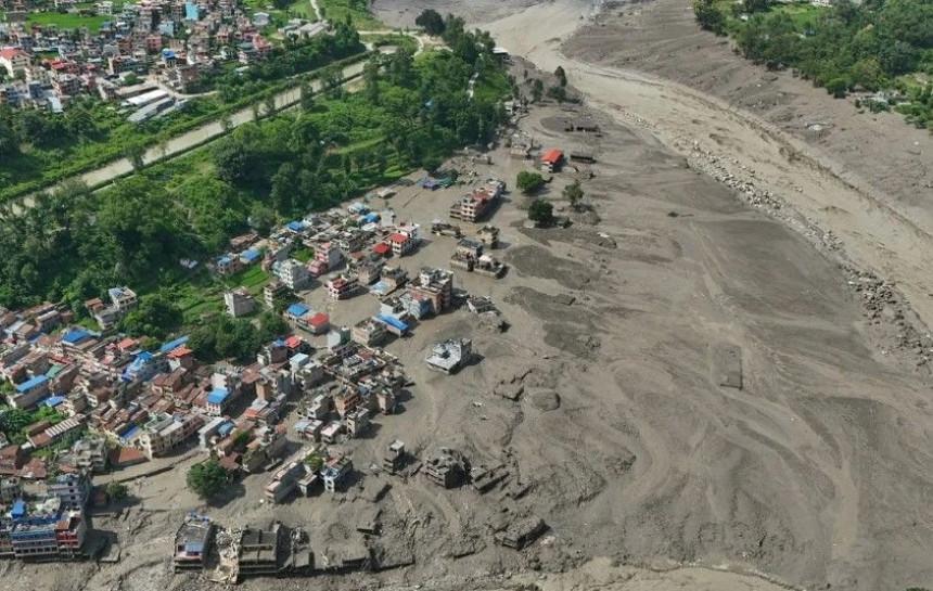 Broj žrtava poplava u Nepalu 162, stotine nestalih ljudi