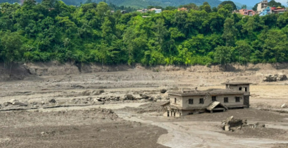 Obrušavanje glečera pokrenuo bujične poplave u Nepalu