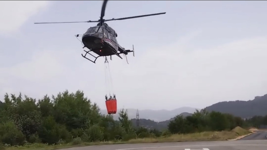 Požar na Trebeviću: 60 ljudi i helikopter MUP-a na terenu