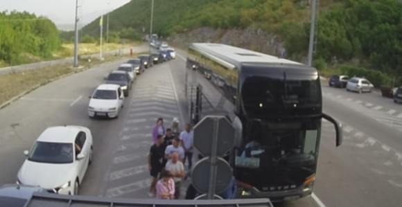 Дуге колоне возила на појединим граничним прелазима