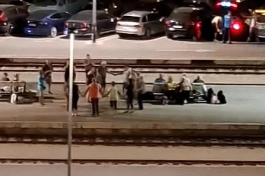 Neobičan prizor u Splitu: Peron pretvorili u podijum (video)