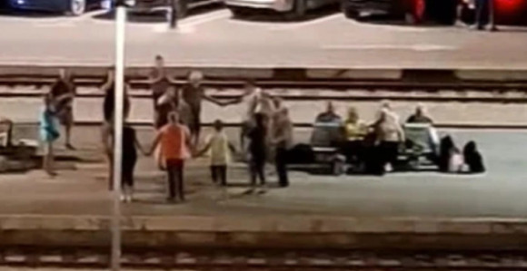 Neobičan prizor u Splitu: Peron pretvorili u podijum (video)