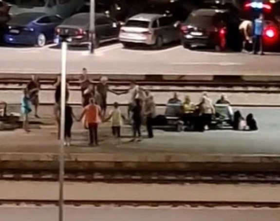 Neobičan prizor u Splitu: Peron pretvorili u podijum (video)