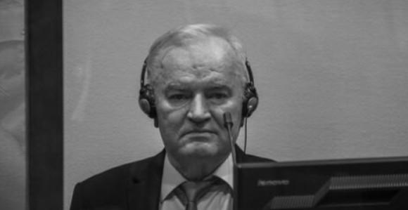 Darko Mladić preuzeo tijelo Ratka Mladića sa dva podoficira RS