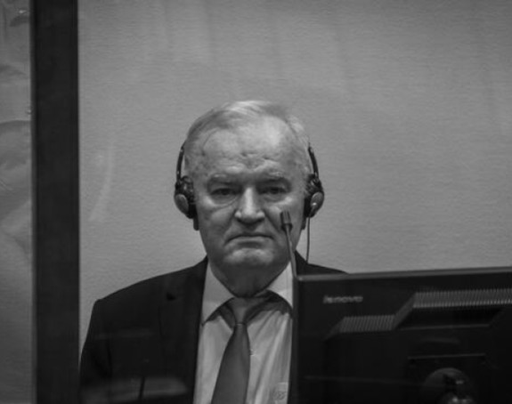 Darko Mladić preuzeo tijelo Ratka Mladića sa dva podoficira RS