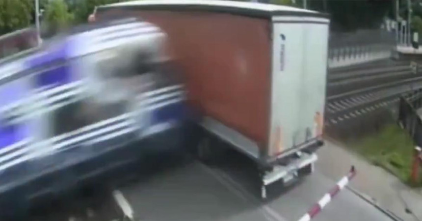 Voz udario u kamion iz BiH, objavljen dramatičan snimak