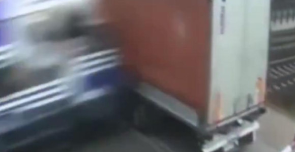 Voz udario u kamion iz BiH, objavljen dramatičan snimak