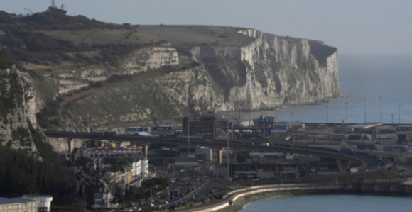 Maskirani muškarci blokirali luku Dover, saobraćaj obustavljen
