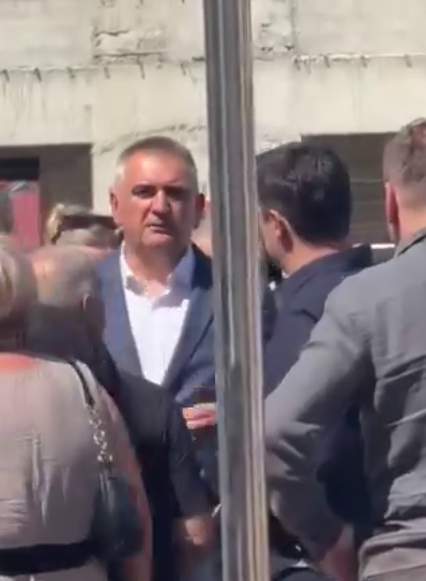 Додиков премијер подивљао на питање о гимназији, посланику поручио: „Срам те било!“ (ВИДЕО)