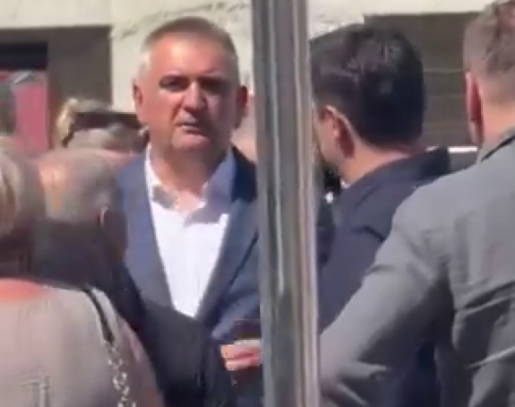 Dodikov premijer podivljao na pitanje o gimnaziji, poslaniku poručio: „Sram te bilo!“ (VIDEO)