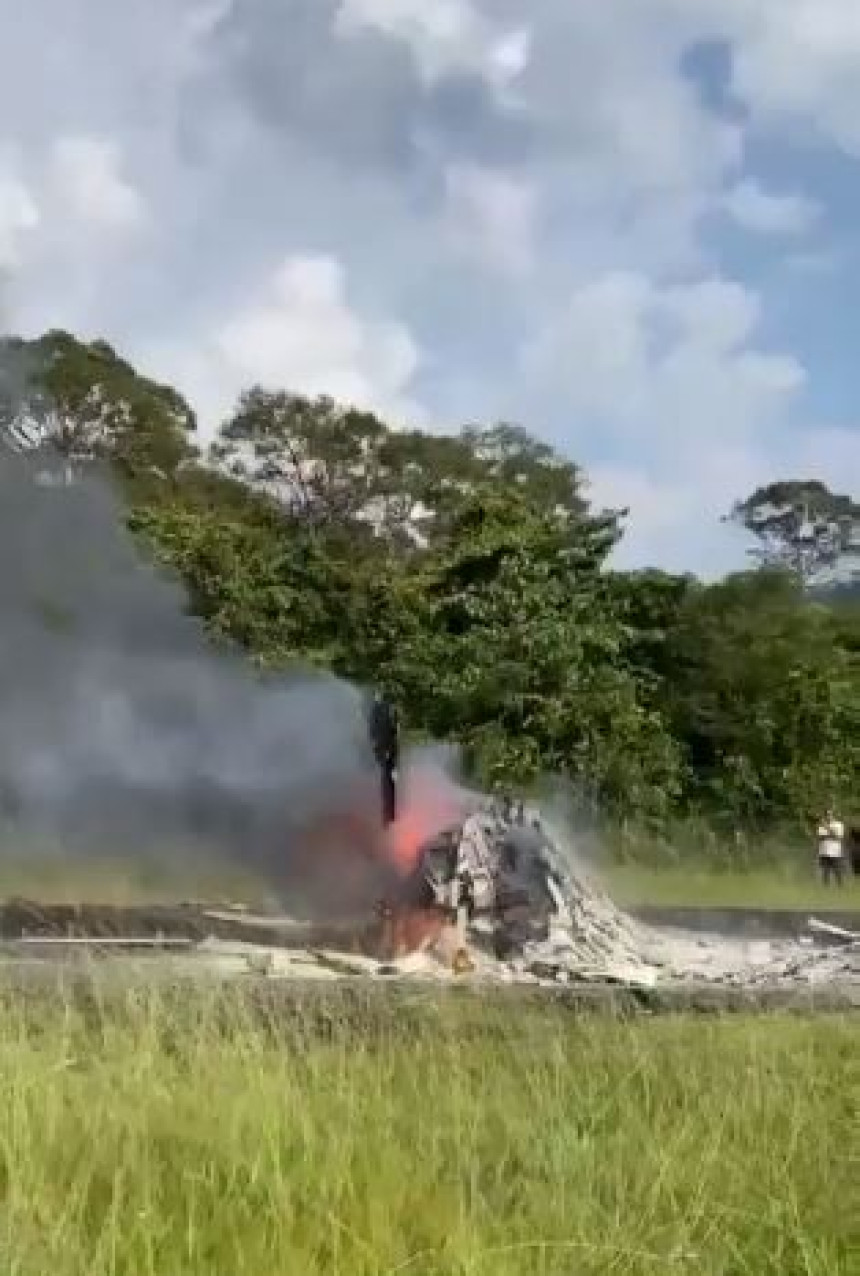Poginulo pet osoba u padu helikoptera sa ljekarima (VIDEO)